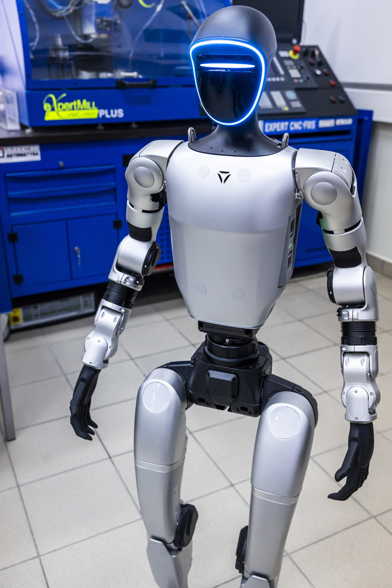 Unitree G1 - widok boczny z systemem sensorycznym